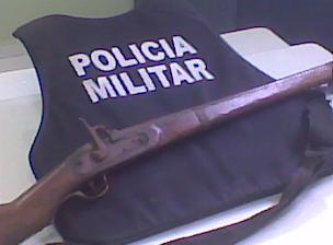 A arma utilizada no crime, uma espingarda bate bucha