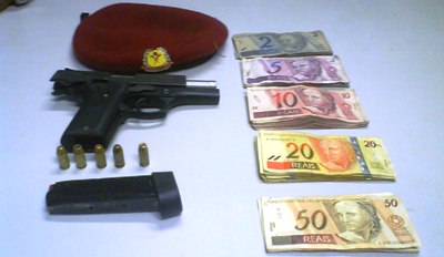 Pistola .40 apreendida com braso da Secretria de Segurana
