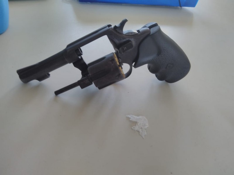 armas e drogas apreendidas pela PMPI 