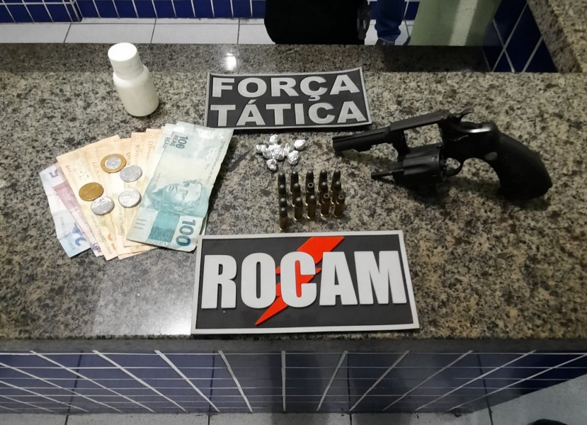 armas e drogas apreendidas pela PMPI 